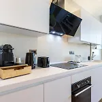 Moderno Attico Con Vista Panoramica E Piscina